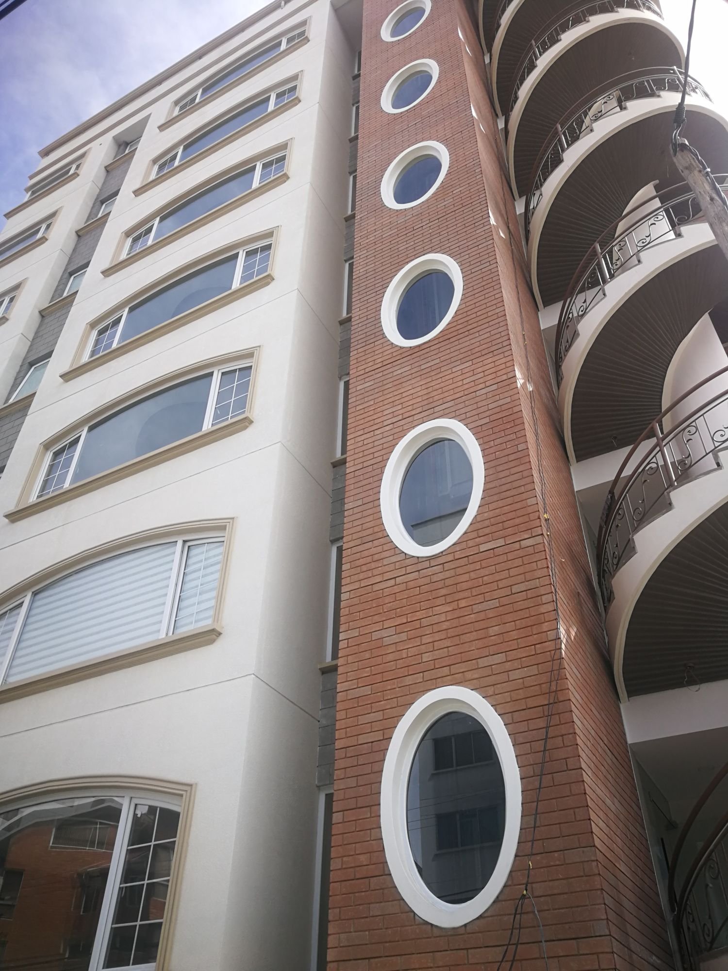 Detalle de fachada con balcones