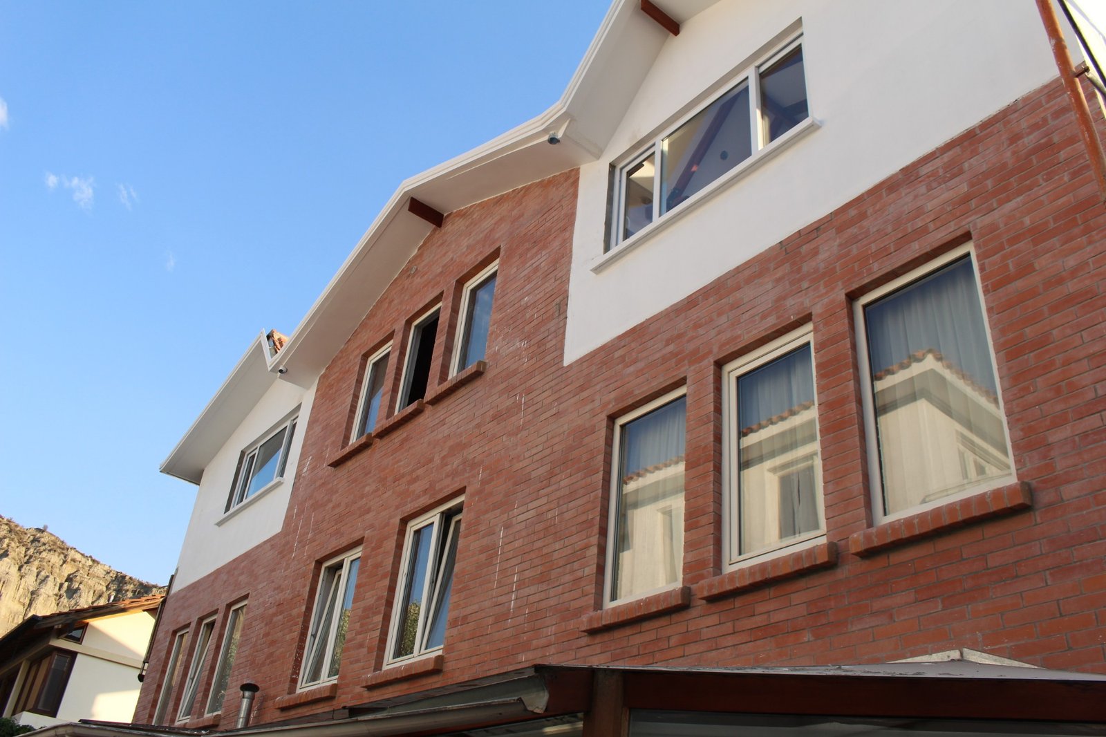 Fachada residencial con carpintería de PVC