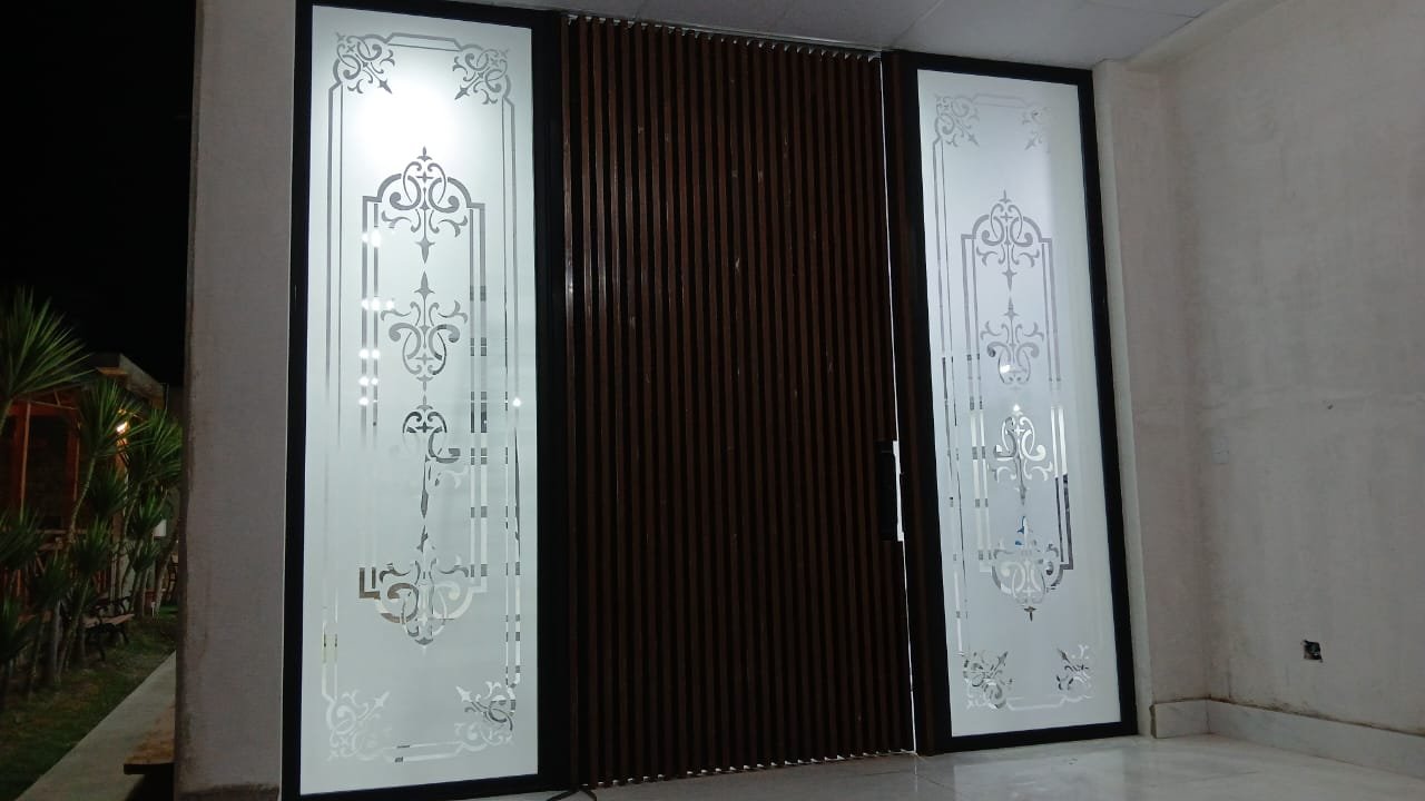Puerta de vidrio grabado